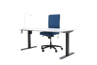 Kontorsæt med bordplade i hvid, stelfarve i sort, hvid bordlampe og blå kontorstol